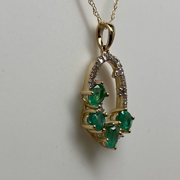 10k Yellow Gold Natural Emerald and Diamond Cluster Pendant with Chain NEW - Picture 12 of 16